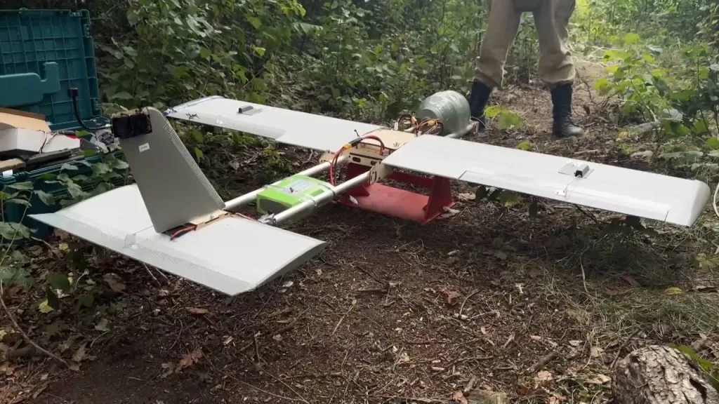 Кумулятивный заряд КЗ-7 в качестве БЧ на FPV-дроне самолётного типа «Молния-2» батальона специального минирования «Феникс» группировки войск «Север»