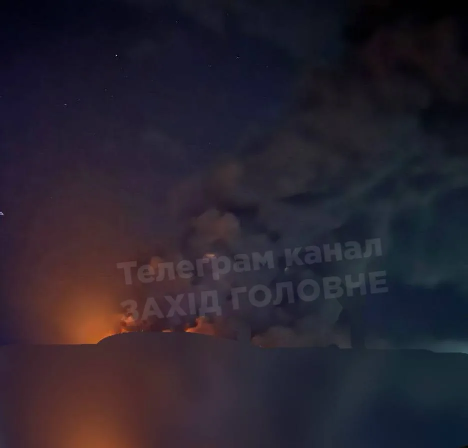 Украина, Закарпатье: Городской совет Мукачево просит плотно закрыть окна и без необходимости не выходить на улицу, горит завод после удара