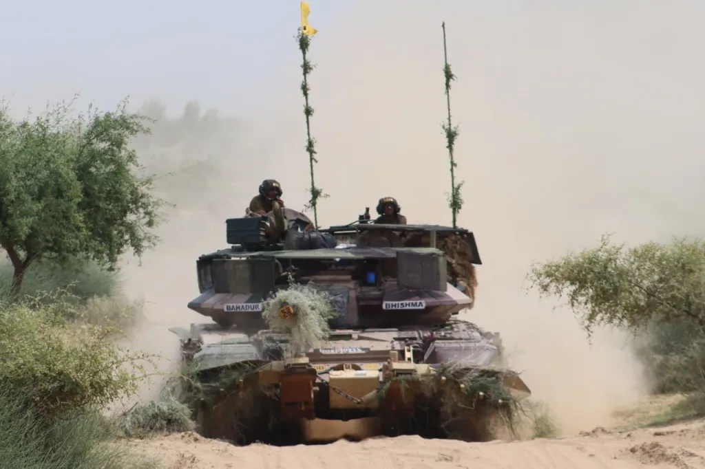 Индийские Т-90С Bhishma с легкими антидроновыми козырьками на башне