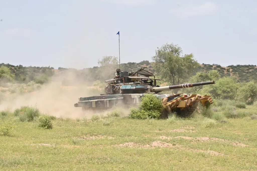 Индийские Т-90С Bhishma с легкими антидроновыми козырьками на башне