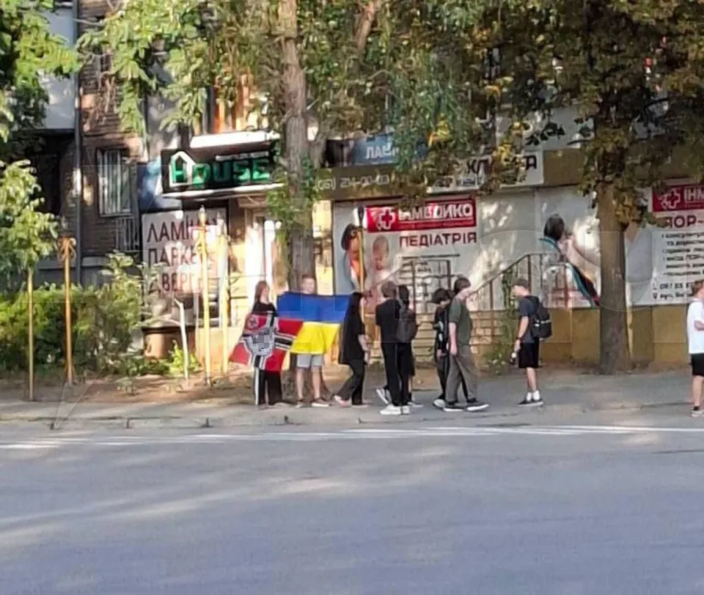 День независимости по-украински: свастика в руках подростков
