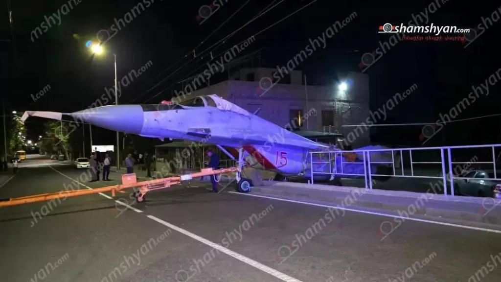 Российский МиГ-29 столкнулся со столбом и ограждением в столице Армении