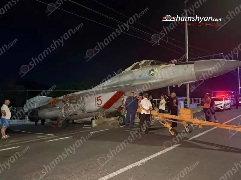 Российский МиГ-29 столкнулся со столбом и ограждением в столице Армении