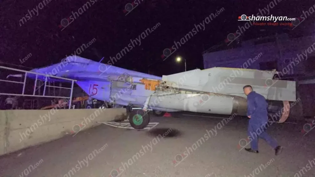 Российский МиГ-29 столкнулся со столбом и ограждением в столице Армении
