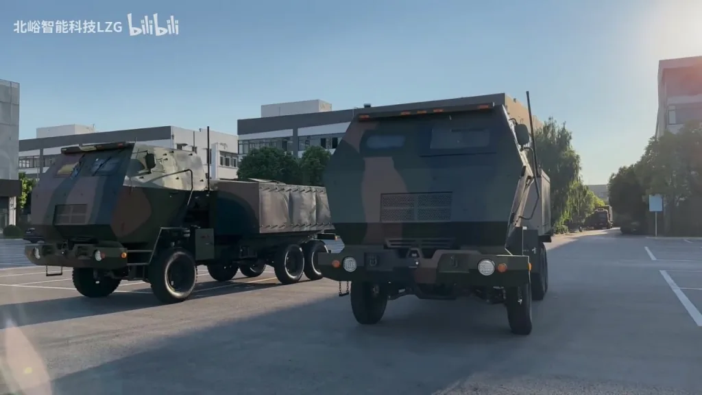 Китайские беспилотные подвижные макеты американских РСЗО HIMARS, используемые НОАК для учений