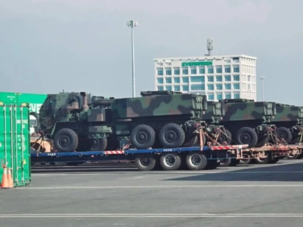 Китайские беспилотные подвижные макеты американских РСЗО HIMARS, используемые НОАК для учений
