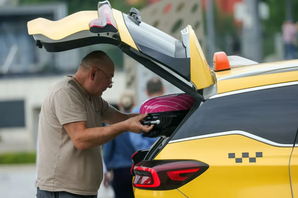 В 2026 году цены на такси вырастут более чем на 30% из-за обязательного перехода на отечественные автомобили