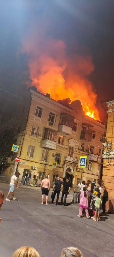Из-за падения БПЛА взрыв и пожар произошли на крыше в 4-этажном многоквартирном доме в Ростове-на-Дону. Об этом сообщает губернатор Юрий Слюсарь. Информация о пострадавших уточняется