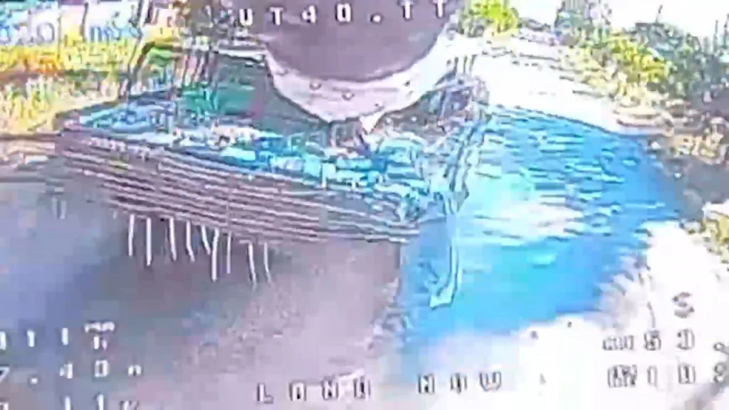 Процесс уничтожения Leopard 2A4 из состава 155-й мехбригады ВСУ ударами российских FPV-дронов возле пересечения улиц Центральная и Пушкина в Покровске