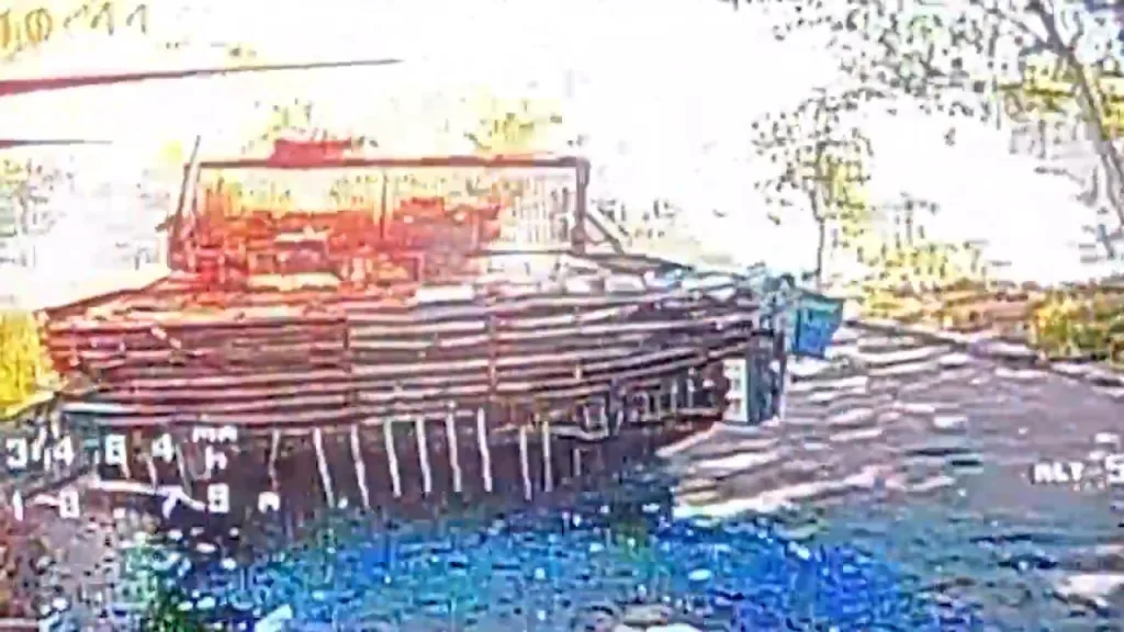 Процесс уничтожения Leopard 2A4 из состава 155-й мехбригады ВСУ ударами российских FPV-дронов возле пересечения улиц Центральная и Пушкина в Покровске