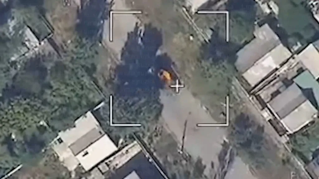 Процесс уничтожения Leopard 2A4 из состава 155-й мехбригады ВСУ ударами российских FPV-дронов возле пересечения улиц Центральная и Пушкина в Покровске