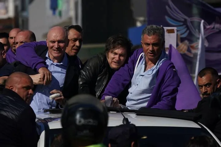 Народная любовь: кортеж президента Аргентины забросали камнями и бутылками