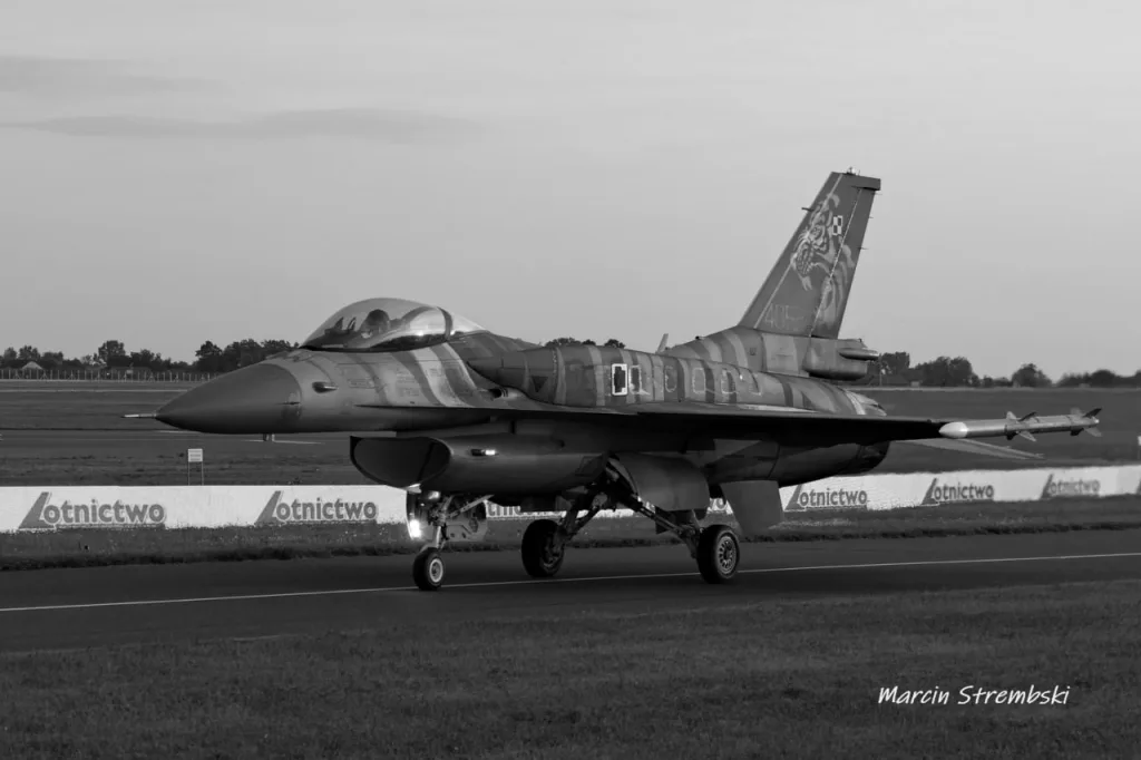 Подборка кадров падения истребителя F-16C/D Block 52+ (F-16 Jastrząb) ВВС Польши во время подготовки к авиашоу Radom 2025 в польском городе Радом