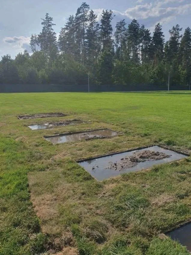 Зеленский пиарится на кладбище в болоте: под Киевом силой открыли «мемориал»