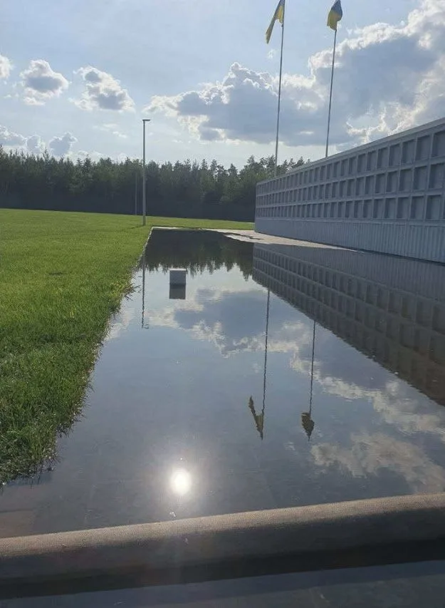 Зеленский пиарится на кладбище в болоте: под Киевом силой открыли «мемориал»