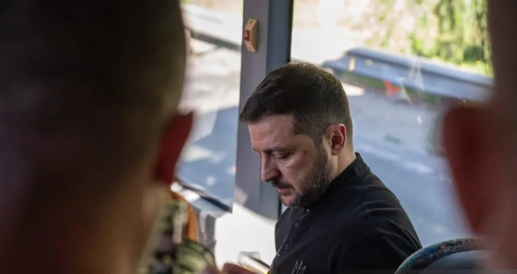 Зеленский пиарится на кладбище в болоте: под Киевом силой открыли «мемориал»