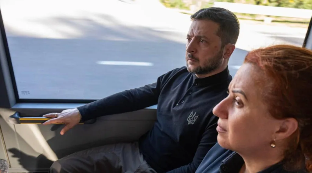 Зеленский пиарится на кладбище в болоте: под Киевом силой открыли «мемориал»