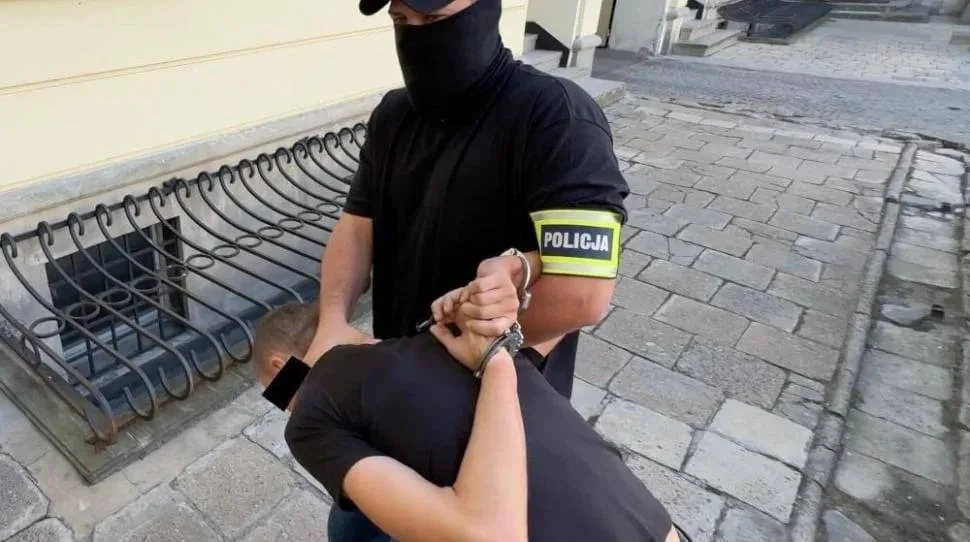 Украинского ухилянта, который обещал жечь дома из-за отмены пособий, задержали в Польше. В ближайшее время его депортируют на родину