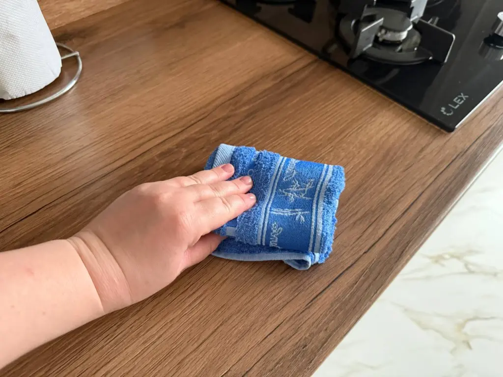 Узнала, чем горничные вытирают пыль, чтобы не протирать каждый день: попробовала и забыла про пыль в доме — 100% лайфхак