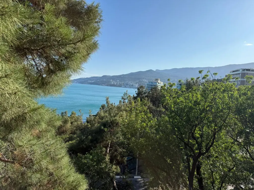 Сильно недооценённый курорт Крыма: народа почти нет, дорогие пустые, доступная еда и жильё, можно прилично подлечиться