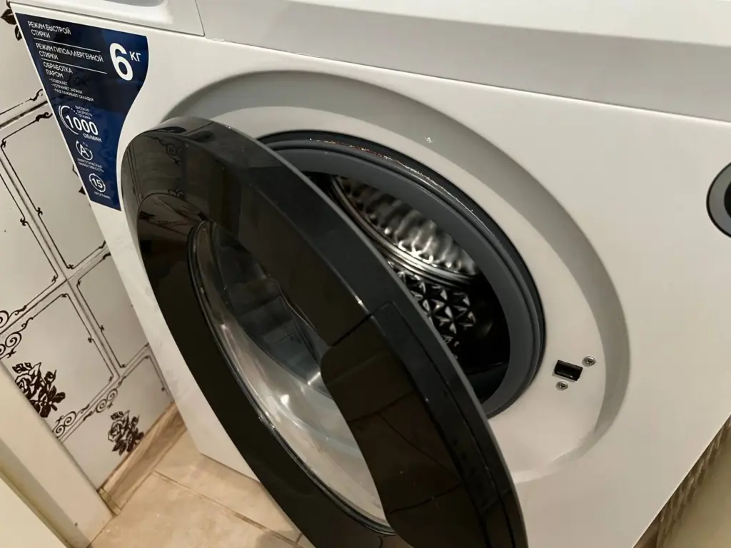 Один стакан при стирке — и вещи белые, как первый снег: опытная прачка постоянно замешивает в стиралку вместе с порошком это недорогое средство