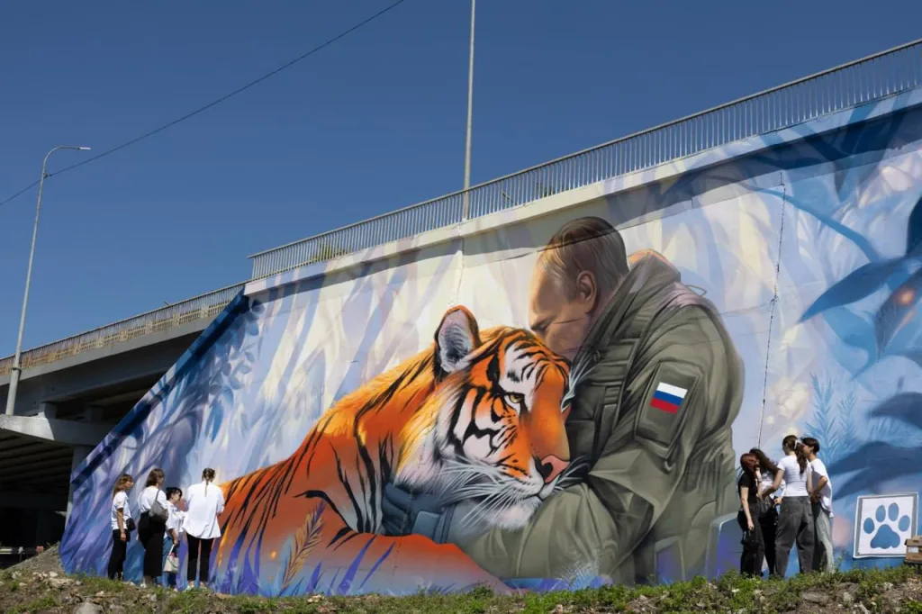 Во Владивостоке появился экомурал с тигром и Путиным