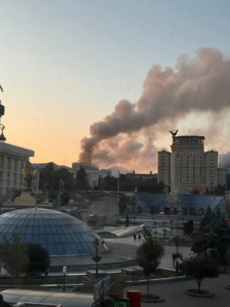 После ударов вооруженных сил России в Киеве горит здание кабмина