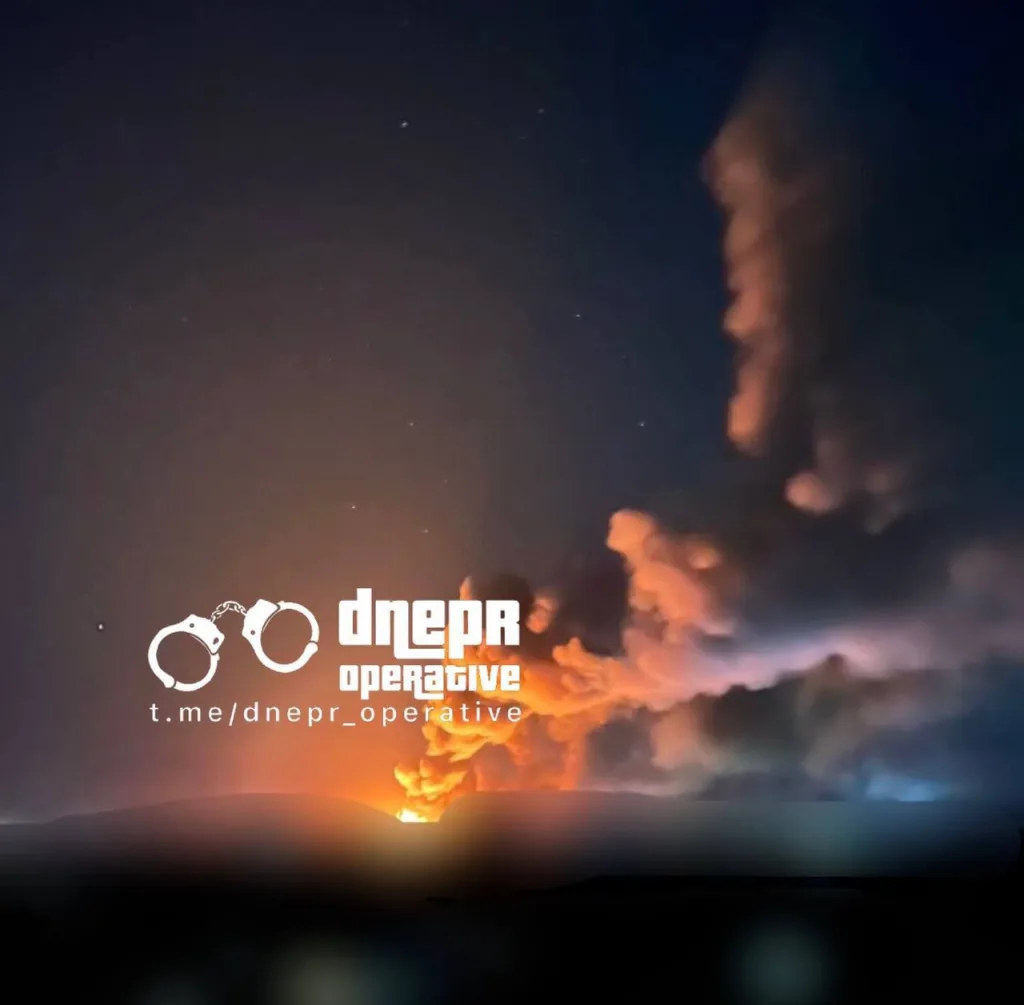 В Днепропетровске после налёта десятков дронов что-то сильно горит. Скорее всего склады