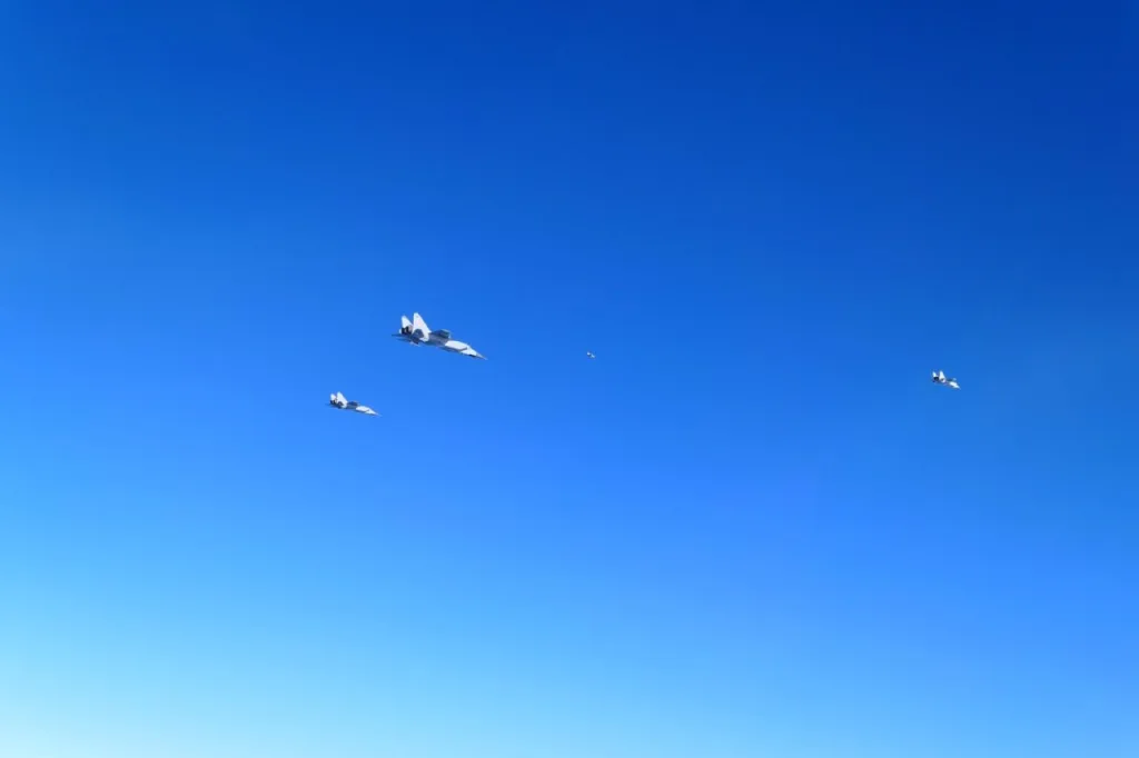 Фото трех истребителей МиГ-31БМ, а также Су-35С и Су-30СМ2 ВКС России, сопровожденных венгерскими JAS 39С Gripen над Балтийским море возле границы Латвии