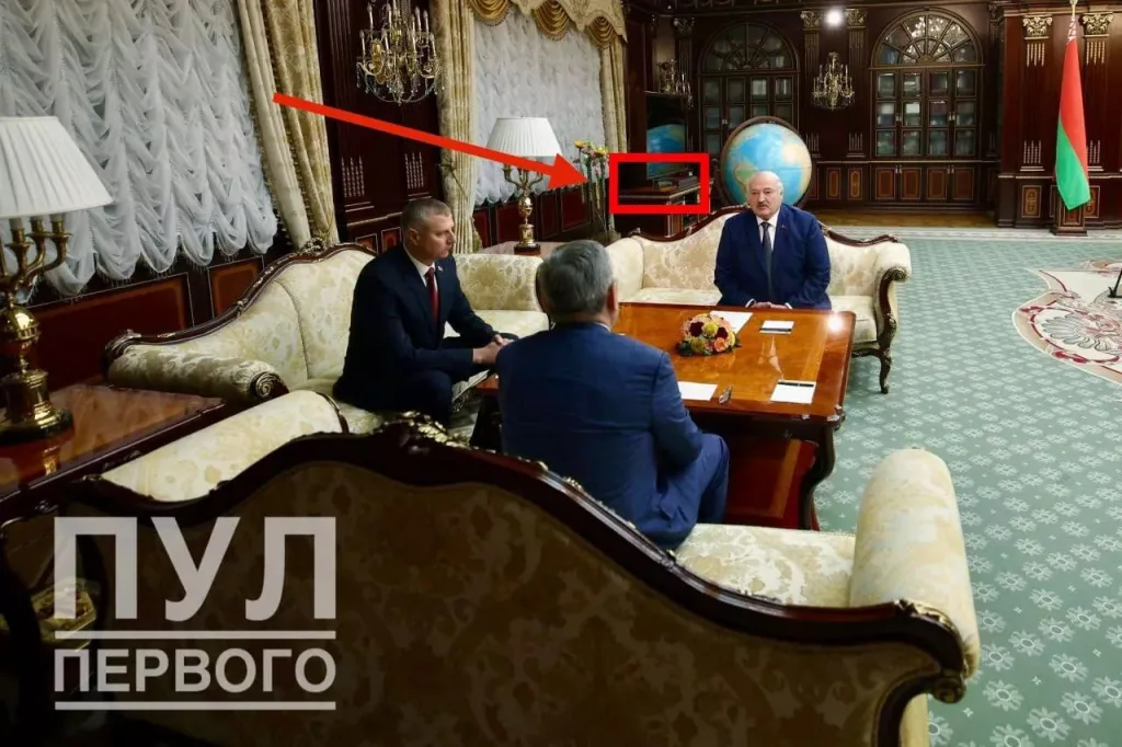 Предположительно, макет БРСД "Орешник" попал на фото в кабинете Александра Лукашенко