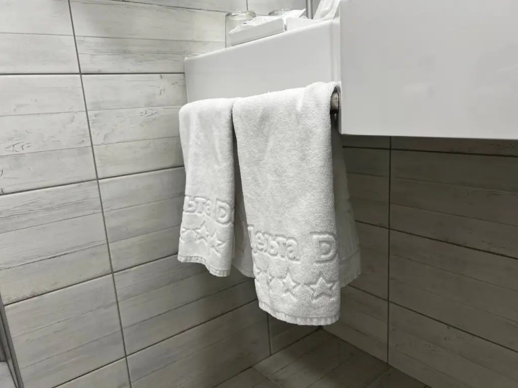 Горничная пятизвёздочного отеля раскрыла тайну идеальных полотенец: два простых ингредиента из вашей кухни