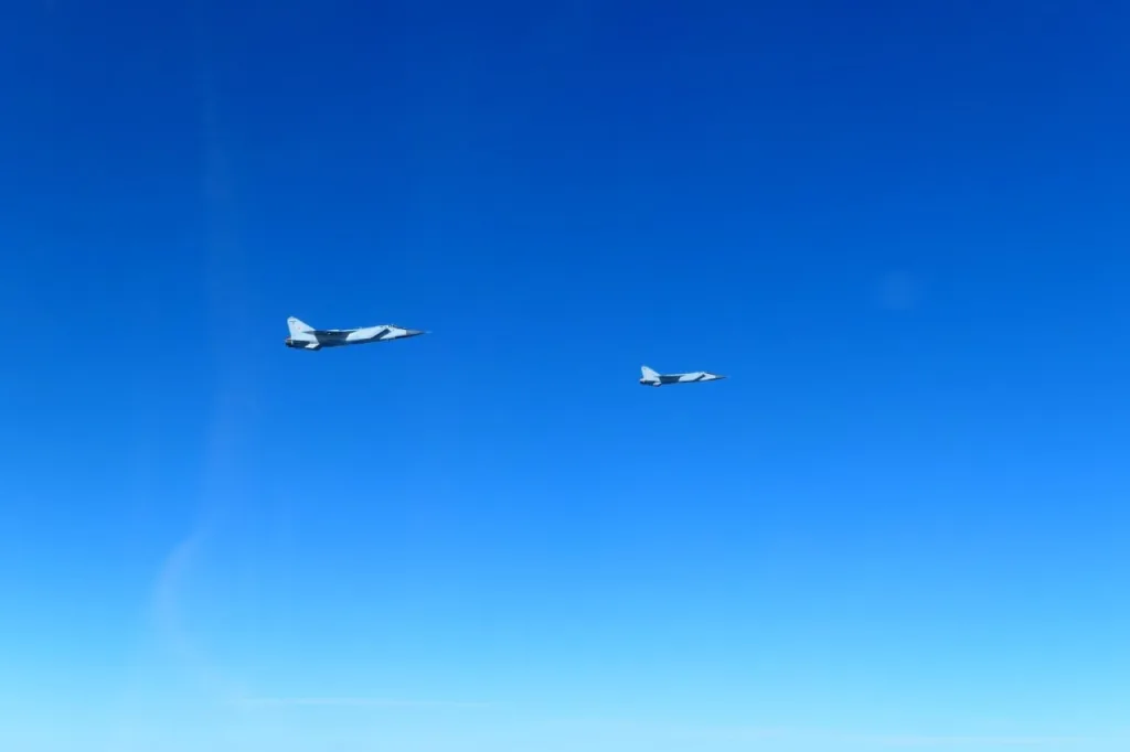 Фото трех истребителей МиГ-31БМ, а также Су-35С и Су-30СМ2 ВКС России, сопровожденных венгерскими JAS 39С Gripen над Балтийским море возле границы Латвии