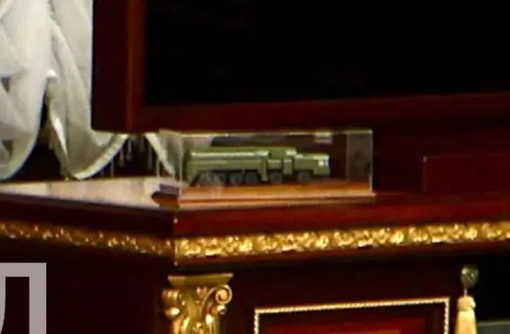 Предположительно, макет БРСД "Орешник" попал на фото в кабинете Александра Лукашенко