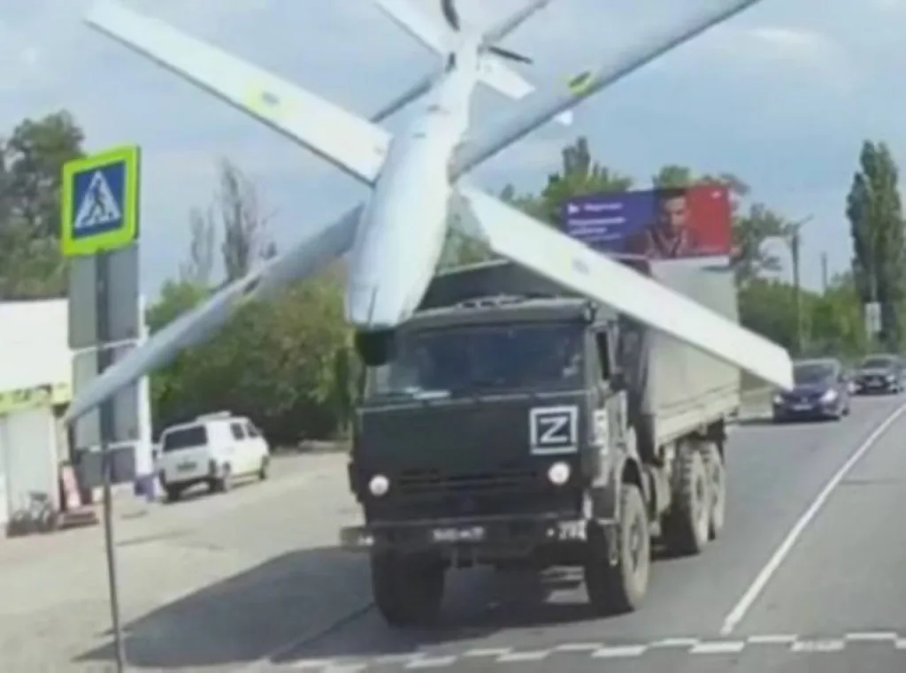 Момент удара украинского барражирующего боеприпаса RAM-2X по тягачу с танком в Дебальцево и последствия его попадания