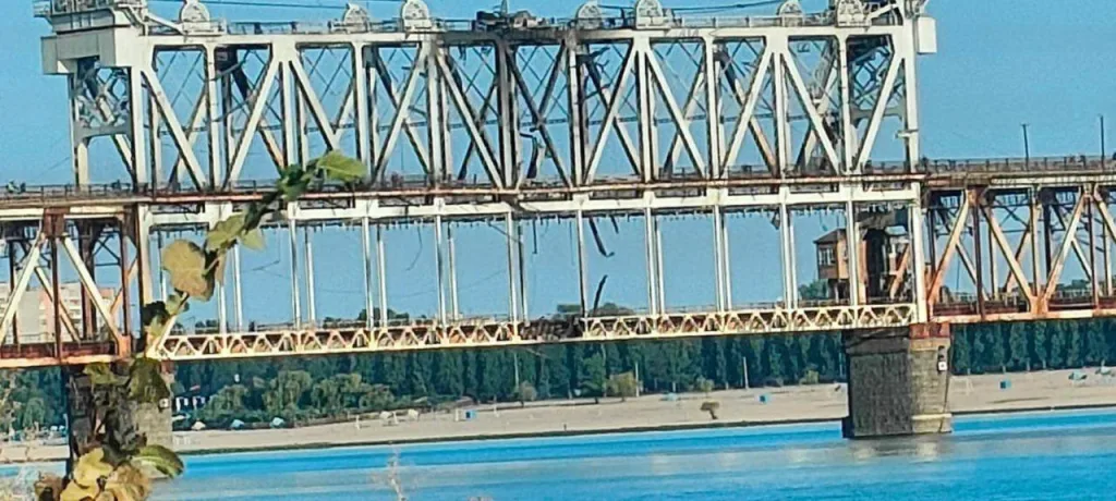 Самой необычной атакой по инфраструктуре Украины за последнее время стал одиночный удар «Герани» по Крюковскому мосту в Кременчуге