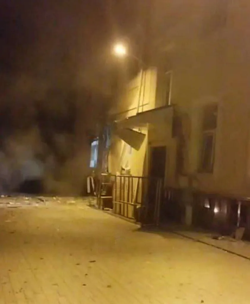 По парку, школе и жилому дому ударили ВСУ в Донецке и Макеевке — есть пострадавшие, среди которых дети. Сообщается о массовом прилете дронов