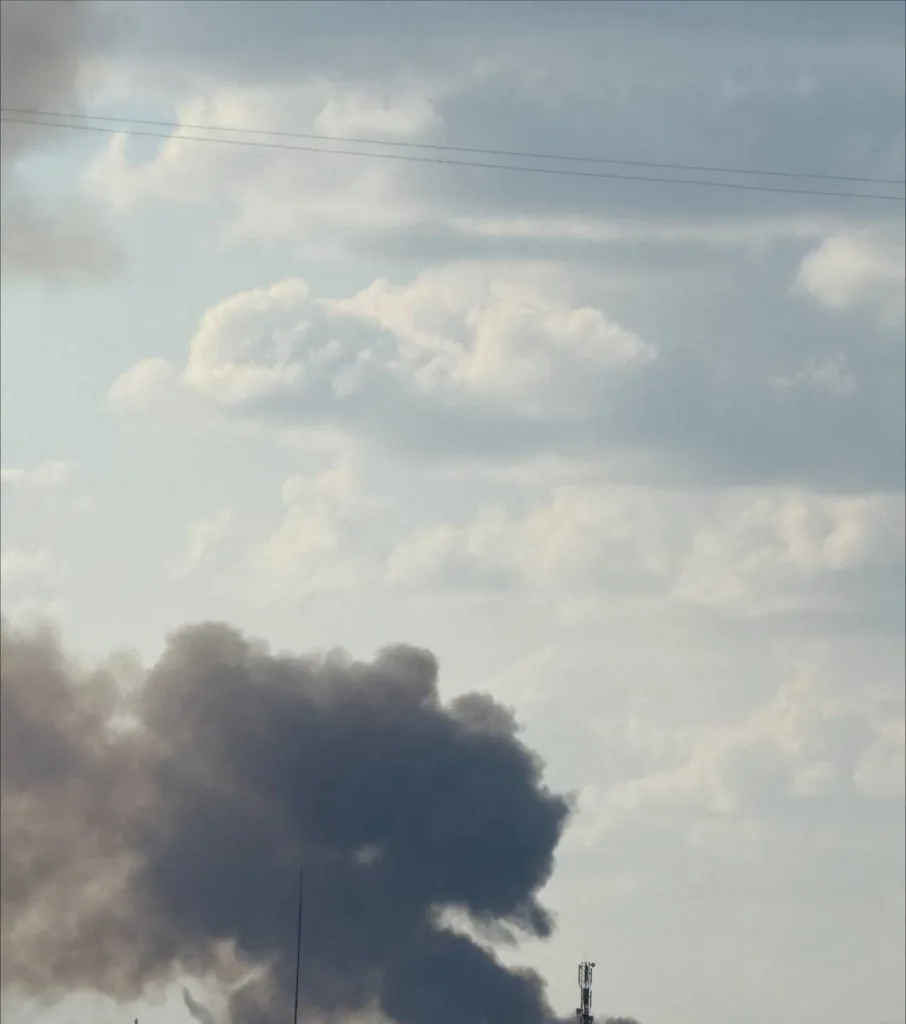 В Харьковской области огромный столб дыма после прилета