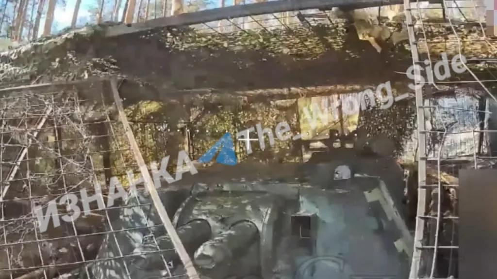 Уничтожение 152-мм САУ 2С3 "Акация" ВСУ ударами двух FPV-дронов. Первый прибивает защиту, второй заходит в готовую щель