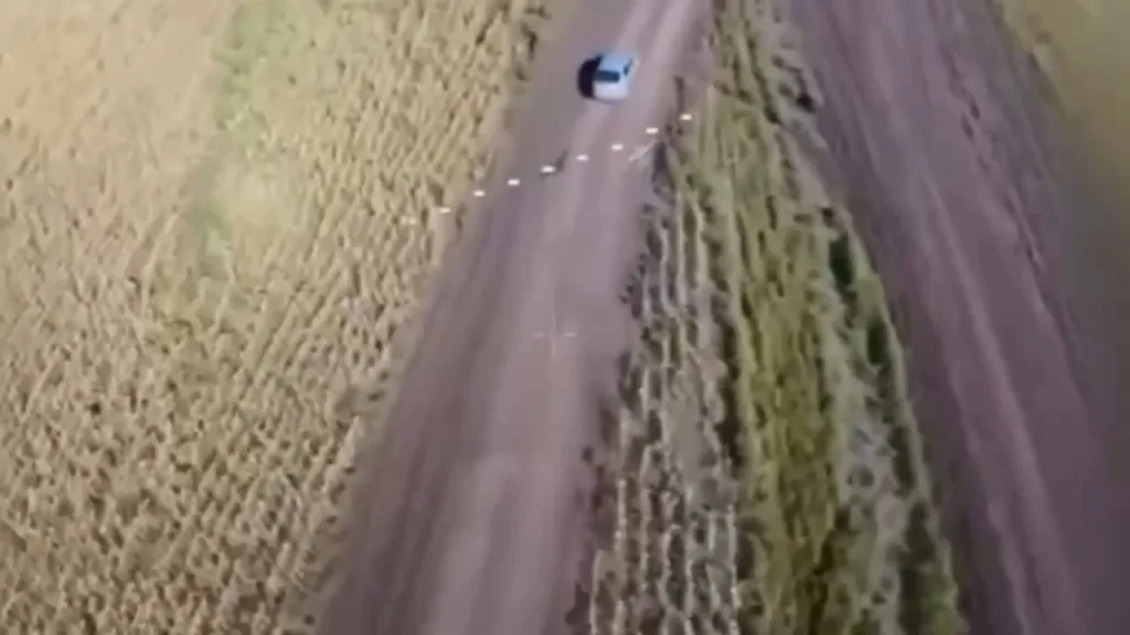 Момент удара дрона-камикадзе "Молния-2" по украинскому автомобилю в объективе дрона-перехватчика ВСУ, Краматорское направление