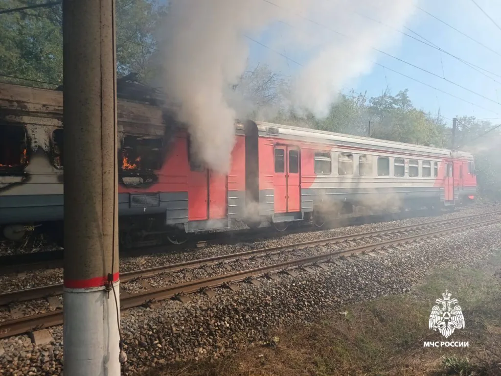 Три вагона электропоезда «Краснодар - Староминская» сгорели на площади 200 кв. м в Каневском районе, причины пожара устанавливаются, сообщили в региональном МЧС
