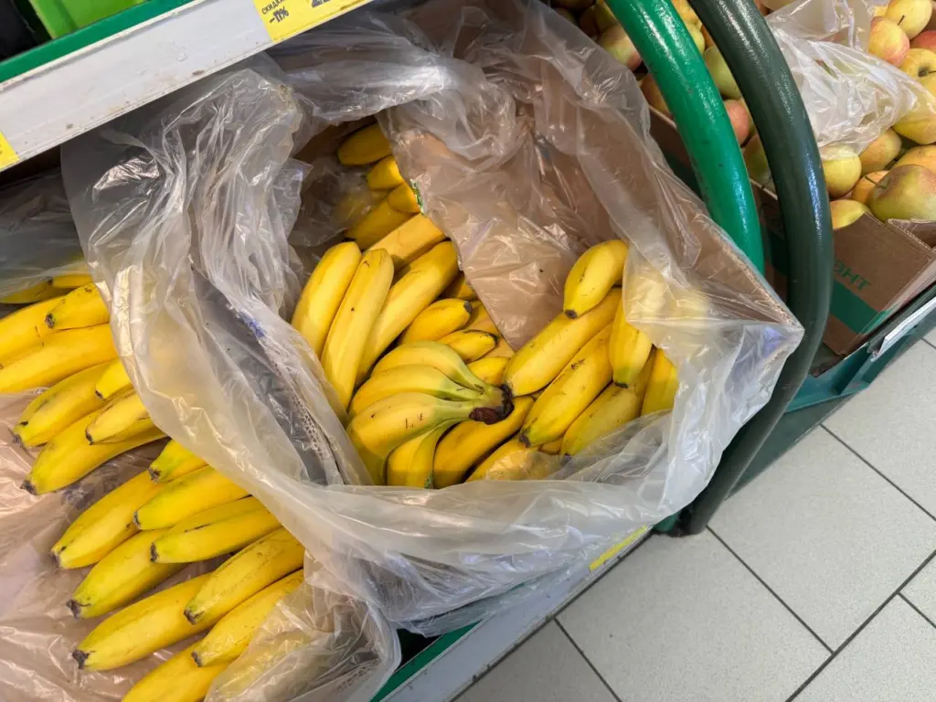 Для чего продавцы «Магнита» и «Пятёрочки» забирают себе из ящиков с бананами непонятные маленькие пакетики