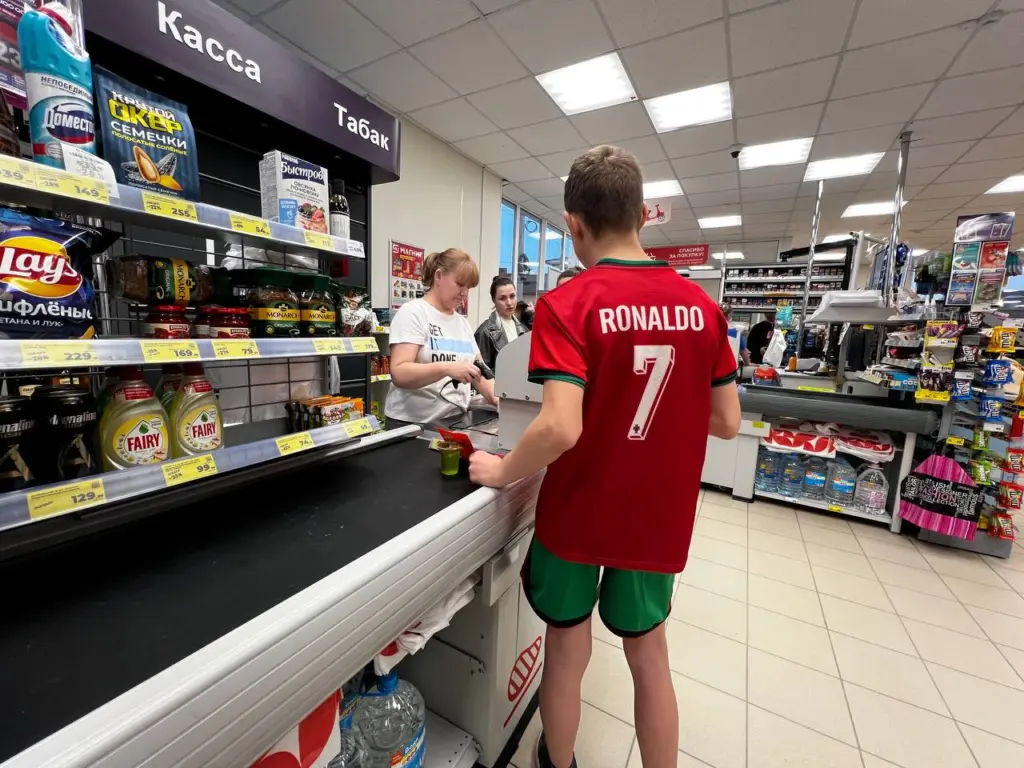 Сотрудница супермаркета рассказала, какие продукты лучше не покупать в супермаркетах и обходить стороной