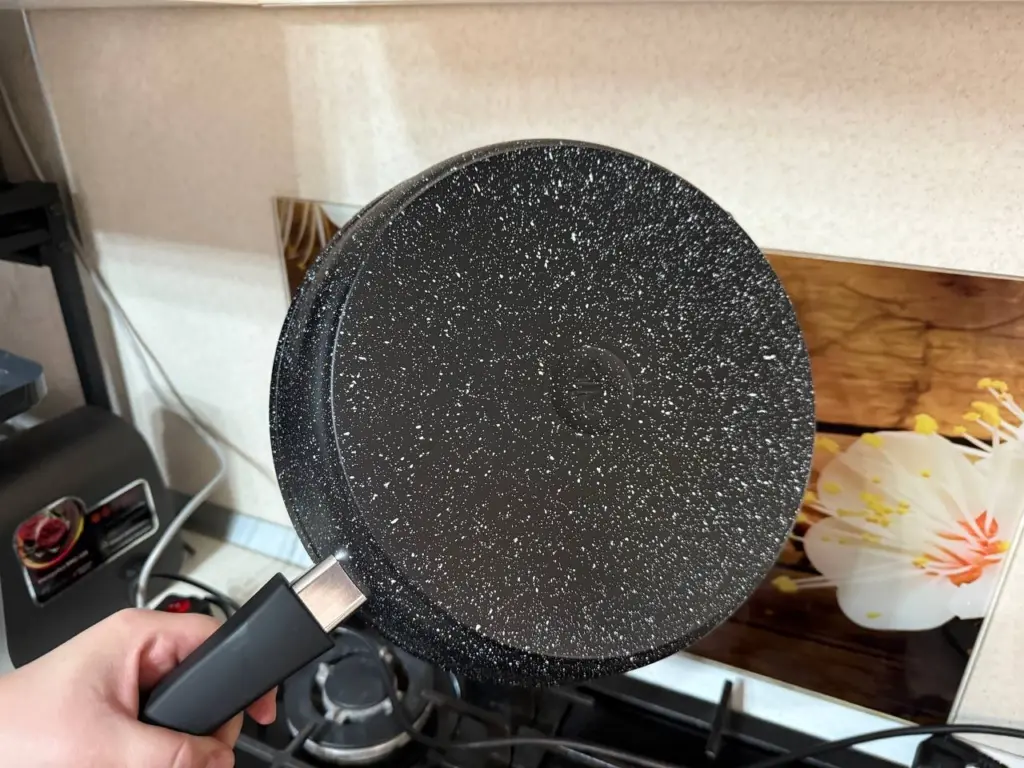 Забытый советский лайфхак «Два стакана»: даже мертвая сковорода засияет как новая