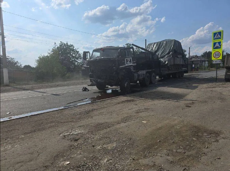 Момент удара украинского барражирующего боеприпаса RAM-2X по тягачу с танком в Дебальцево и последствия его попадания