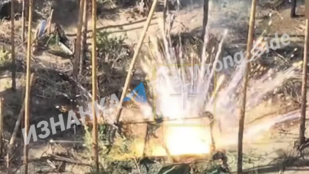 Уничтожение 152-мм САУ 2С3 "Акация" ВСУ ударами двух FPV-дронов. Первый прибивает защиту, второй заходит в готовую щель