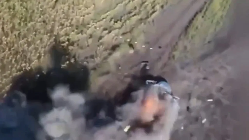 Момент удара дрона-камикадзе "Молния-2" по украинскому автомобилю в объективе дрона-перехватчика ВСУ, Краматорское направление