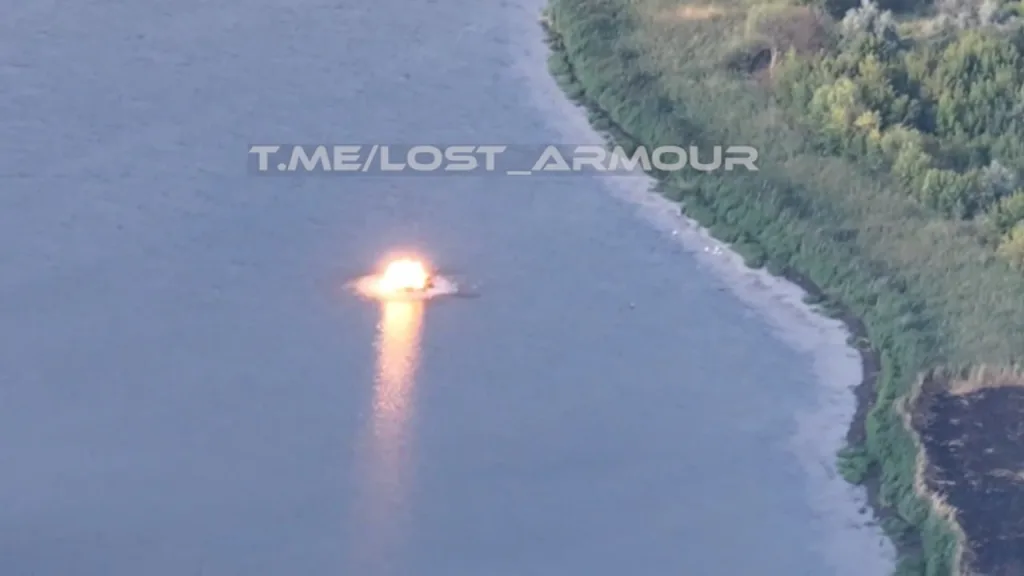 Удары FPV-дронов на оптоволокне по украинской надводной логистике на Клебан - Быкском водохранилище