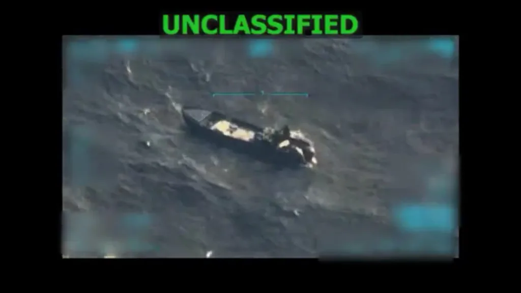 Военкор Дональд Трамп продолжает публиковать кадры ударов американской авиации по лодкам, выходящим из Венесуэлы