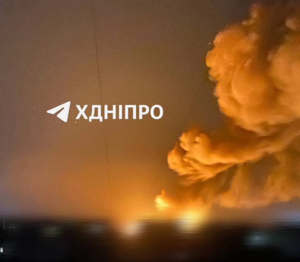 В Днепропетровске после налёта десятков дронов что-то сильно горит. Скорее всего склады