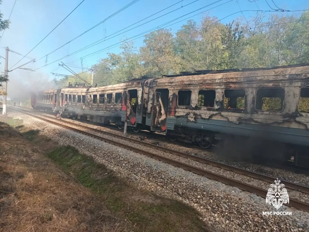 Три вагона электропоезда «Краснодар - Староминская» сгорели на площади 200 кв. м в Каневском районе, причины пожара устанавливаются, сообщили в региональном МЧС